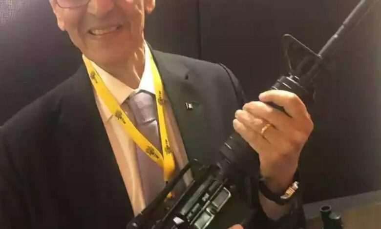 Roberto Jefferson posa com fuzil e diz estar se preparando para combater o comunismo