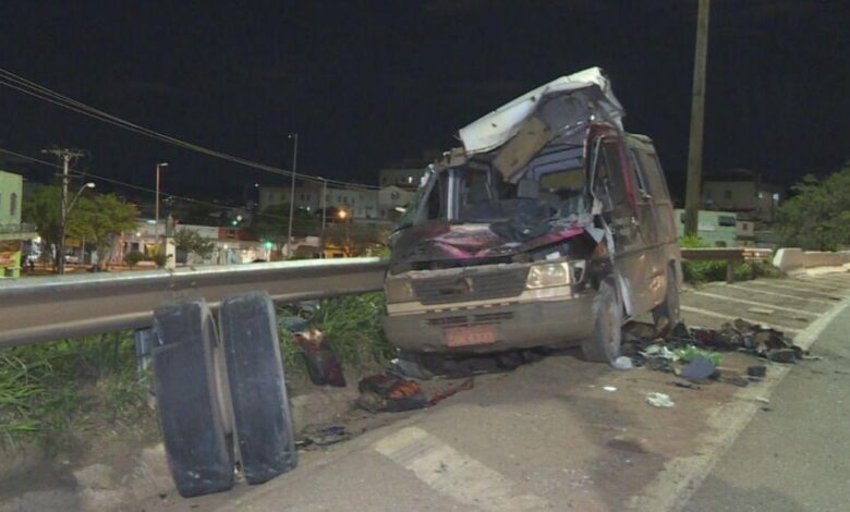 Eixo de caminhão se solta, atinge van e mata cantor sertanejo Wando em MG