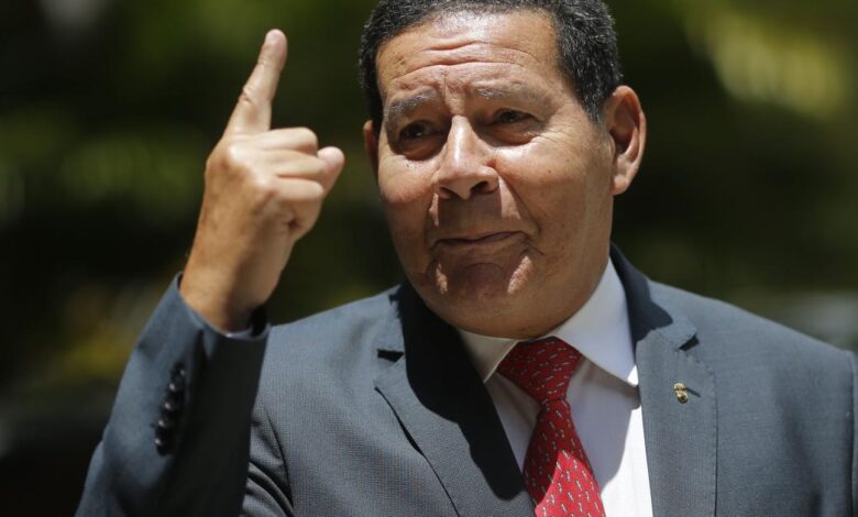 Mourão sai em defesa de ministros e diz: ‘quem alinha discurso é bandido’