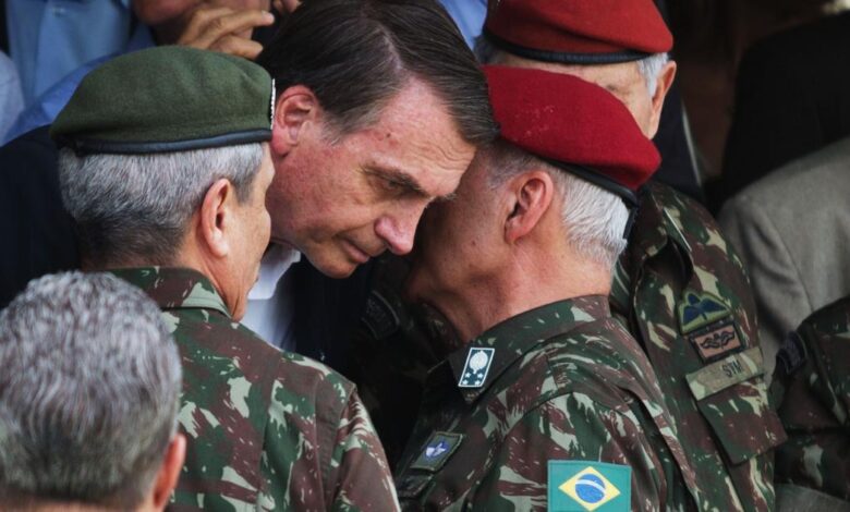 Bolsonaro diz que militares que receberam auxílio emergencial são jovens do serviço obrigatório
