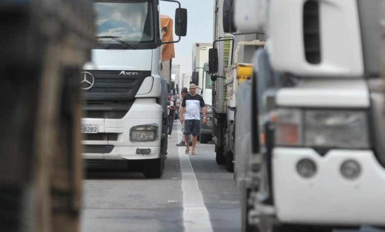 Caminhoneiros realizam protesto contra medidas de isolamento social em São Paulo