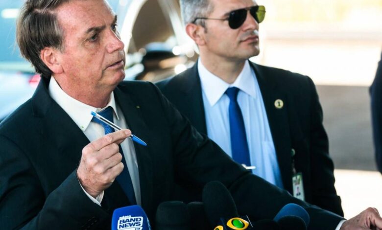 Bolsonaro anuncia novo protocolo para uso de cloroquina e faz piada sobre o assunto