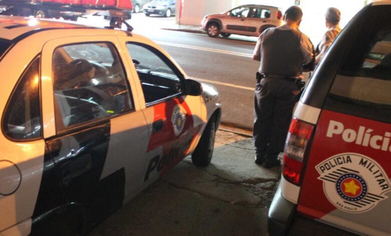 Homem é detido após jogar mesa de vidro na mãe e agredir policiais em SP