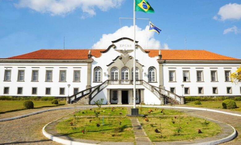 Escola da Aeronáutica em MG que retomou atividades tem 195 casos de Covid-19 confirmados