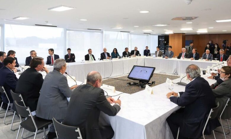 Aras assistirá a vídeo de reunião de Bolsonaro para decidir sobre inquérito