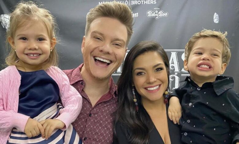 Thais Fersoza posa dando selinho no filho, é criticada e Michel Teló sai em sua defesa