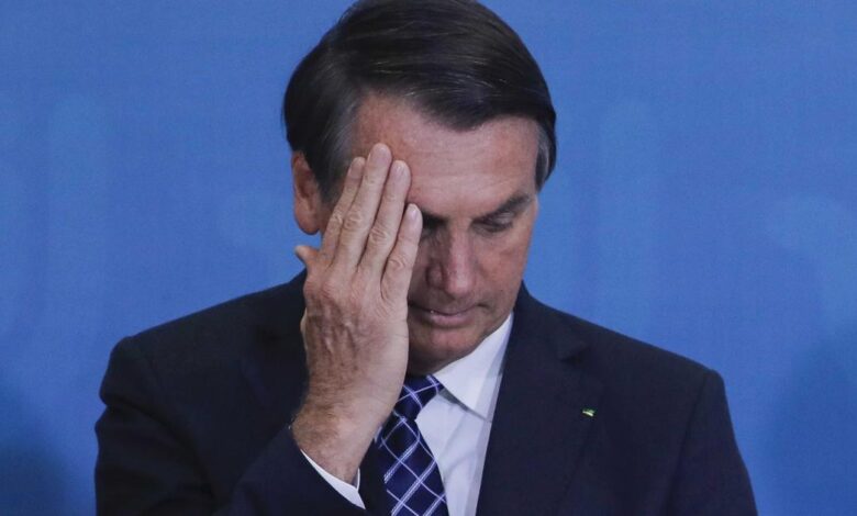 Bolsonaro inaugura hospital de campanha em Goiás e leva tombo após chegar de helicóptero