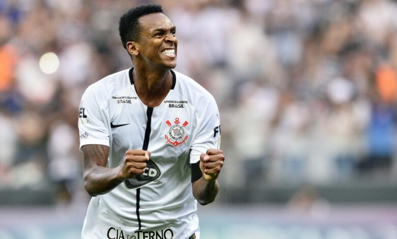 Corinthians encaminha retorno de Jô, mas jogador não tem pressa de fechar negócio