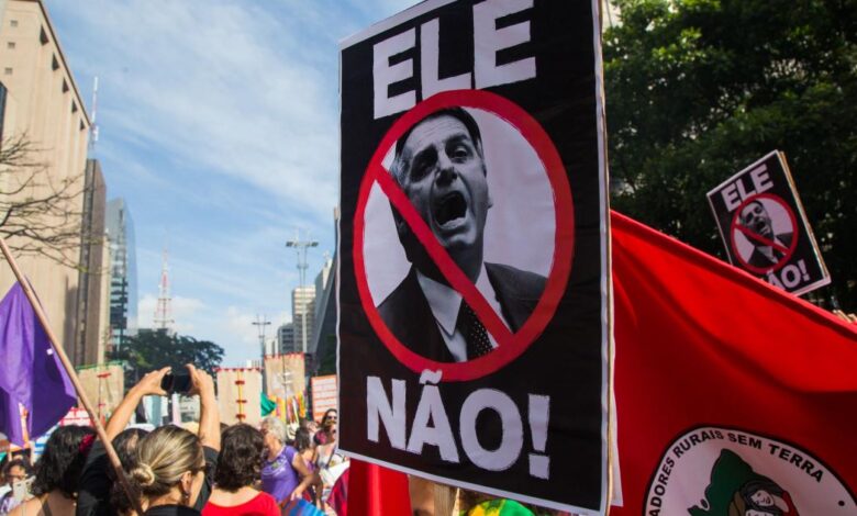 Manifestantes fazem protesto no centro de Porto Alegre contra presidente Jair Bolsonaro