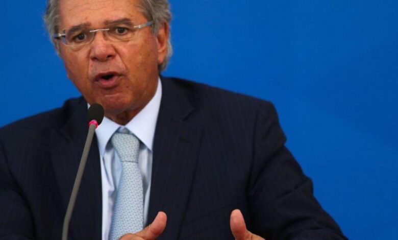 Auxílio emergencial será prorrogado por dois meses, afirma Guedes