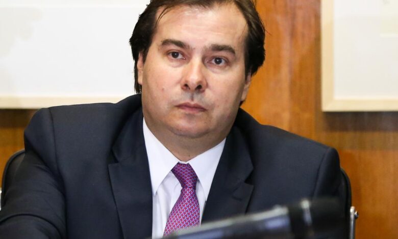 Depois de provocação de Bolsonaro, Maia defende corte de salário de servidores