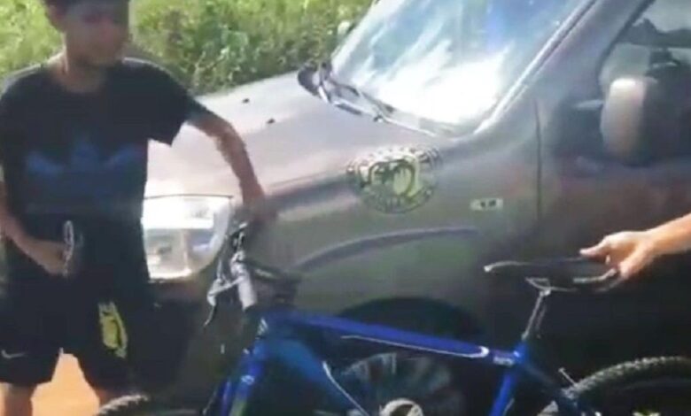 Menino é surpreendido com bicicleta nova e doações após oferecer pedal a ciclistas perdidos na BA