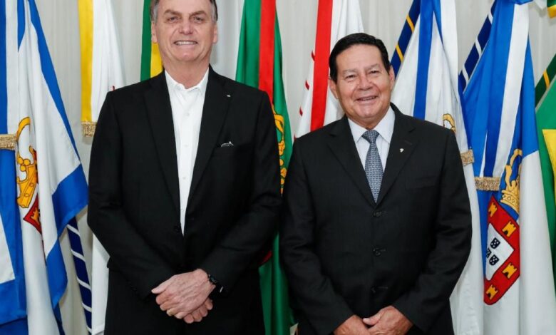 TSE arquiva ação contra chapa Bolsonaro-Mourão por outdoors em 2018