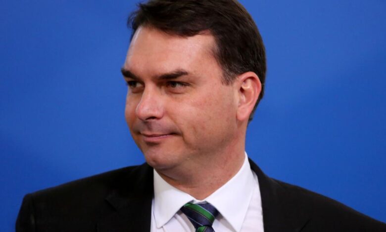 TJ-RJ dá foro privilegiado a Flávio Bolsonaro e o tira dos inquérito da 1ª instância