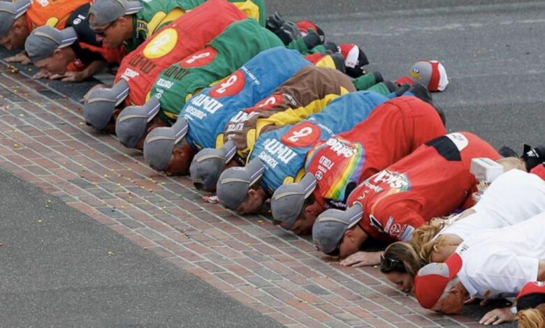 Não é real: Soros e manifestantes, imigrantes armados na França e oração de pilotos da Nascar