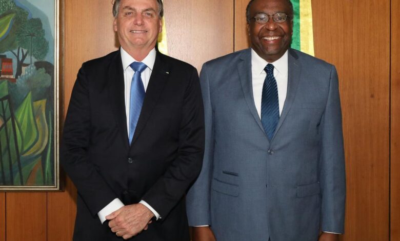 Decotelli acusa FGV de fake, mas admite que sua permanência no MEC é inviável