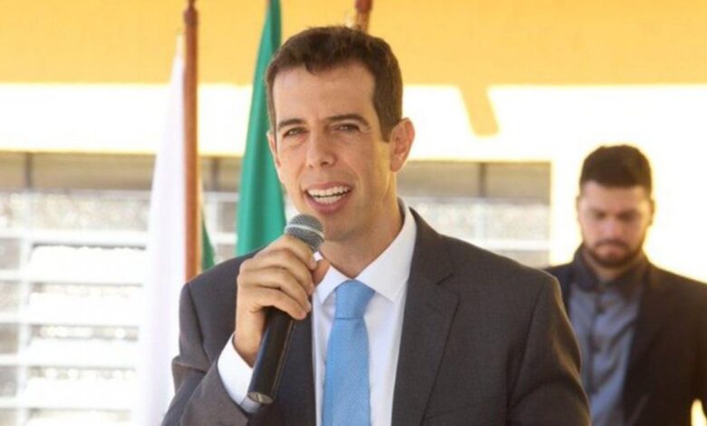 Olavistas e militares são contra Renato Feder comandar o MEC