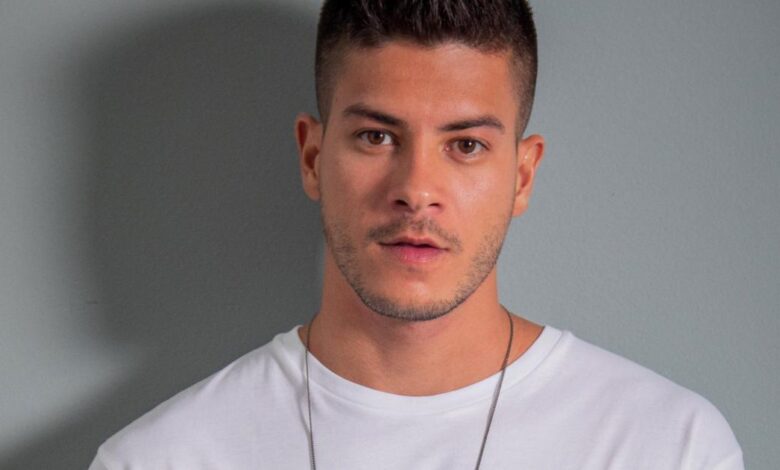 Arthur Aguiar diz que ficou com Boca Rosa, mas desmente fala de Solange Gomes