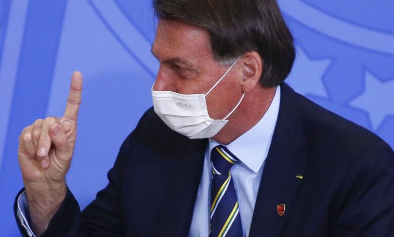 Jair Bolsonaro testa positivo para o novo coronavírus, tira máscara e diz: ‘estou normal’