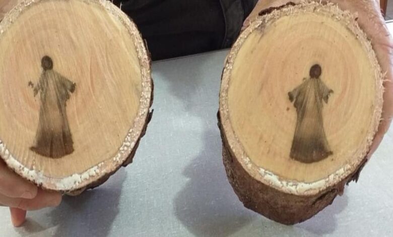 Operários ficam intrigados após ‘imagem de Jesus’ aparecer em tronco de salgueiro