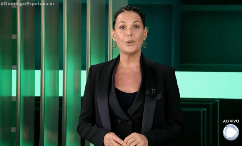 Cenário de ‘Domingo Espetacular’ ofusca estreia de Carolina Ferraz no programa
