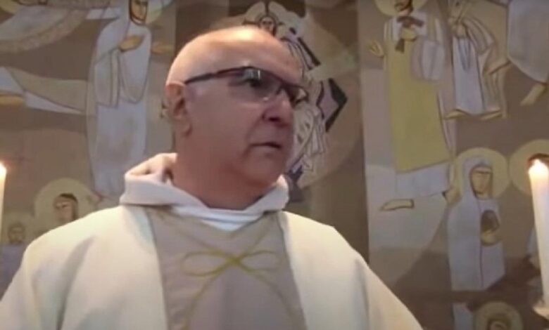 Igreja sofre assalto e padre pede ajuda em live de missa em Porto Alegre