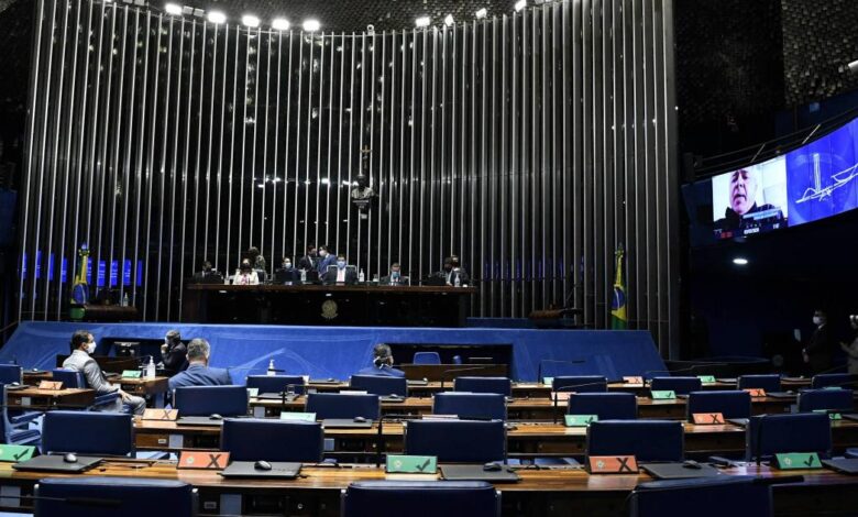 Enquanto brasileiros têm salário cortado, parlamentares recebem antecipação de metade do 13º