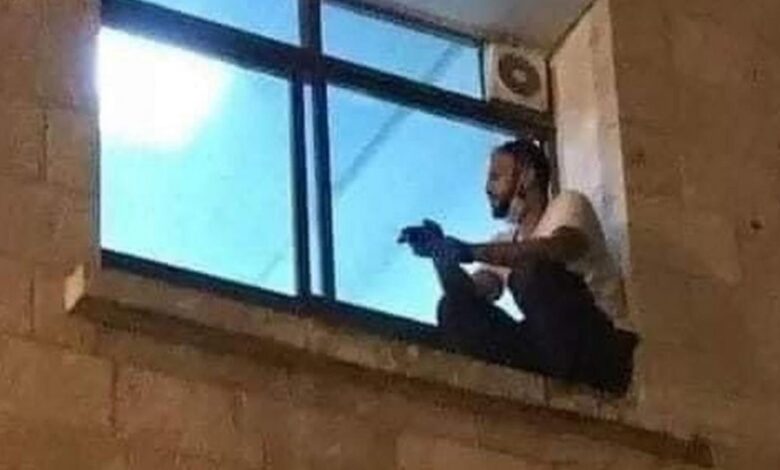 Filho sobe até janela de hospital para se despedir de mãe com covid-19