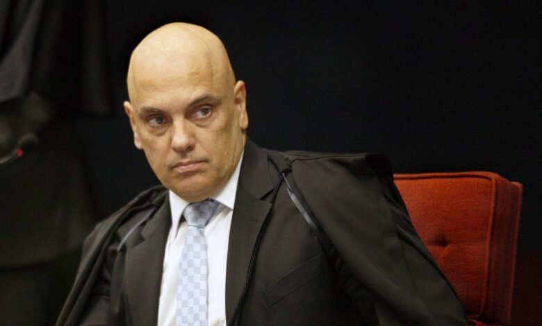 Moraes envia à PGR notícia-crime contra Bolsonaro e seus filhos Fávio e Eduardo