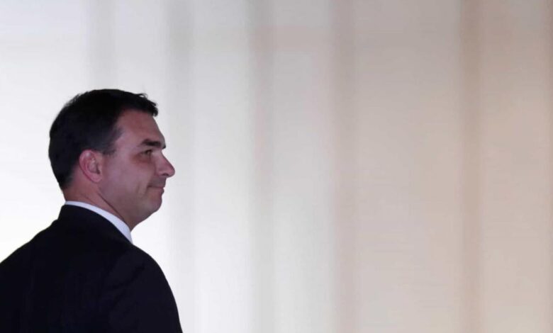 Dinheiro de ex-assessores de Flávio Bolsonaro duplicou na conta de Queiroz, diz jornal