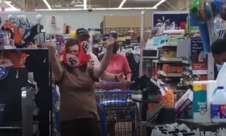 Casal é flagrado usando máscaras com suásticas em supermercado nos EUA