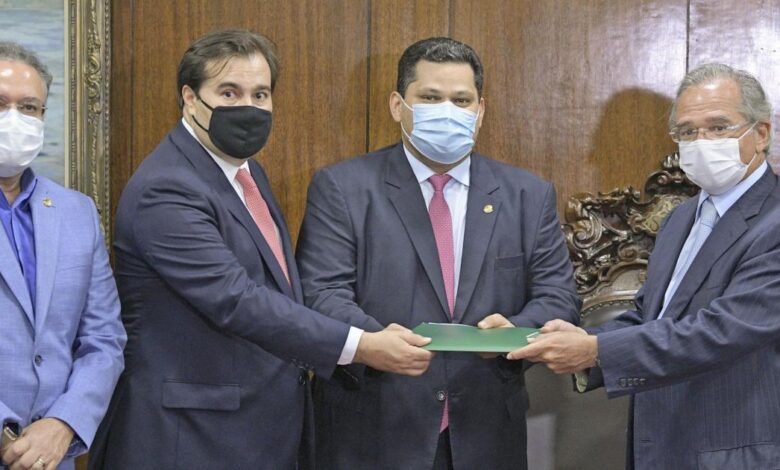 Impasses e diversas propostas brecam andamento da reforma tributária