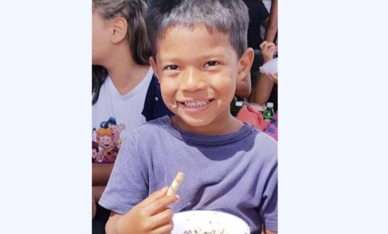 Padrasto pisou na cabeça de enteado que morreu afogado na lama para não pedir ajuda