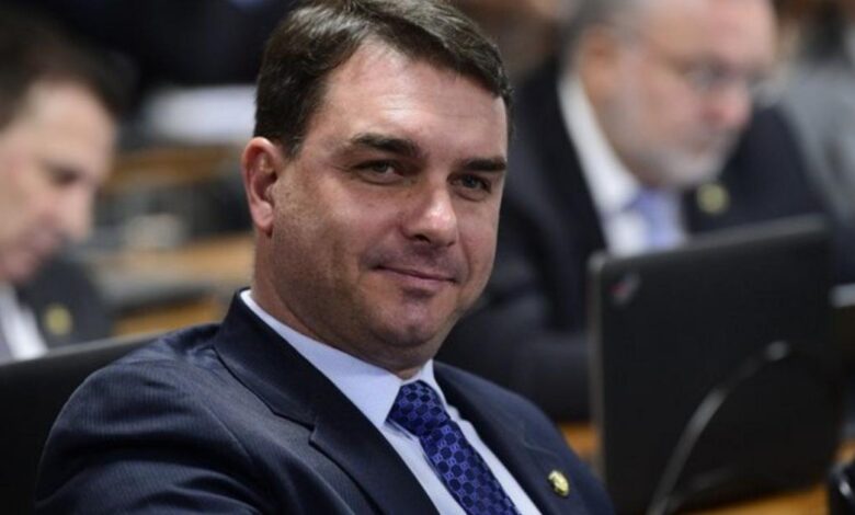 Flávio Bolsonaro conta ao MP que fez aula de tiro com ex-capitão do Bope que se tornou miliciano