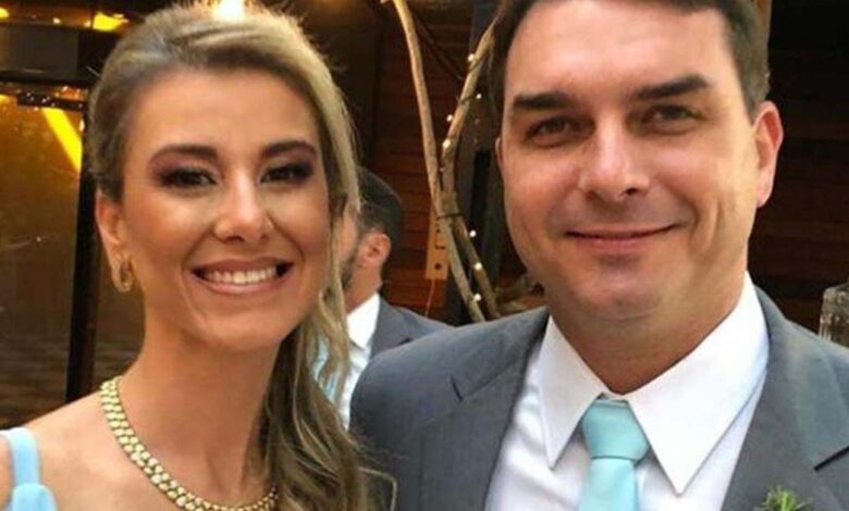Flávio Bolsonaro diz que não sabia de pagamento feito por Queiroz a sua esposa