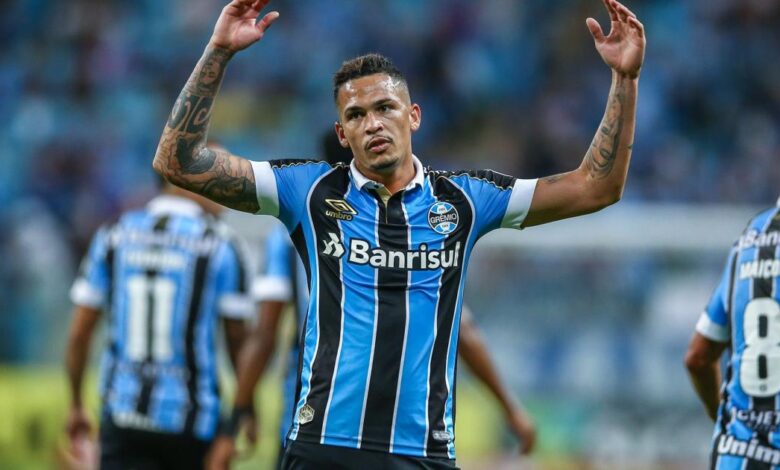 Grêmio contrata Robinho, monitora lateral-esquerdo e estuda troca com São Paulo