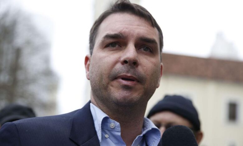 Homem que vendeu loja a Flávio Bolsonaro relata ameaças ao tentar fazer denúncia