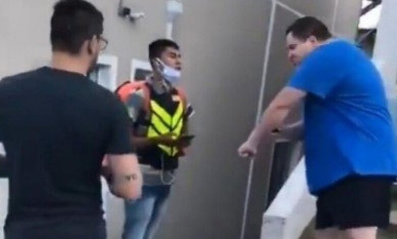Motoboy vítima de racismo em condomínio luxuoso trabalhará com publicidade