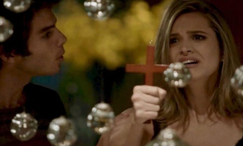 ‘Totalmente Demais’: Cassandra tenta ‘exorcizar’ Sofia, mas acaba fazendo xixi nas calças de medo