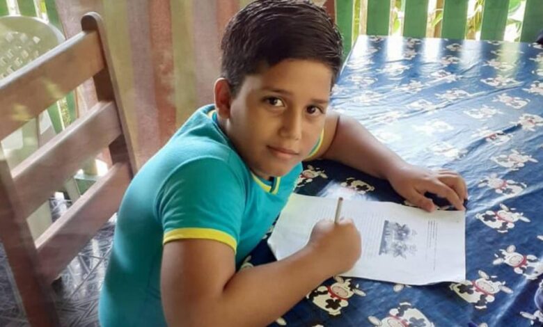 Menino de 11 anos morre após receber descarga elétrica de celular que estava carregando