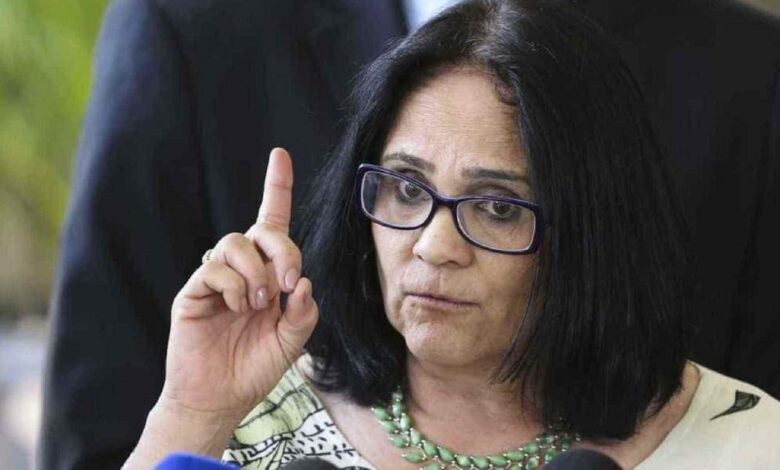 Damares nega ter vazado dados de menina abusada e menciona visita padrão