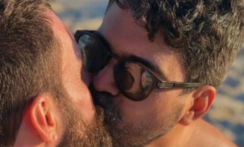 Instagram remove foto de homens se beijando e usuário acusa aplicativo de homofobia