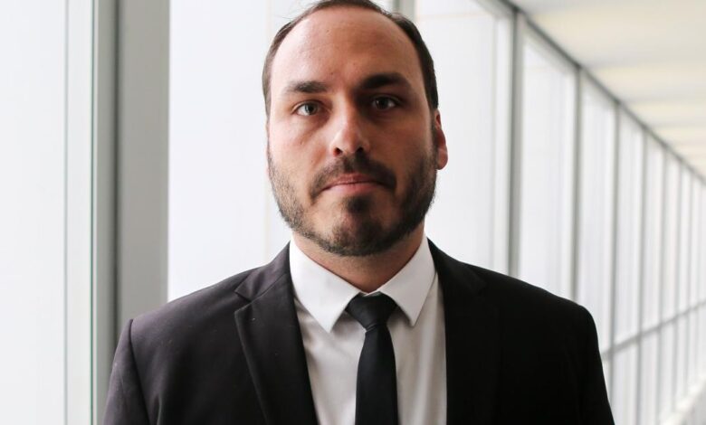 Ex-assessor de Carlos Bolsonaro sacava salário em espécie, diz MP-RJ
