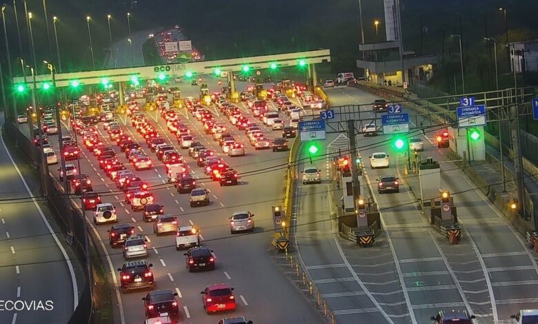 Motoristas enfrentam estradas lotadas em SP na volta do feriado