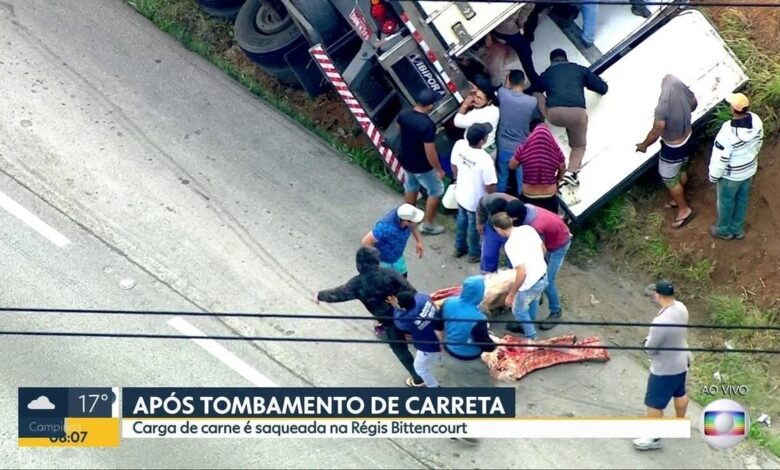 Caminhão carregado de carnes é saqueado após tombar na Rodovia Régis Bittencourt em SP
