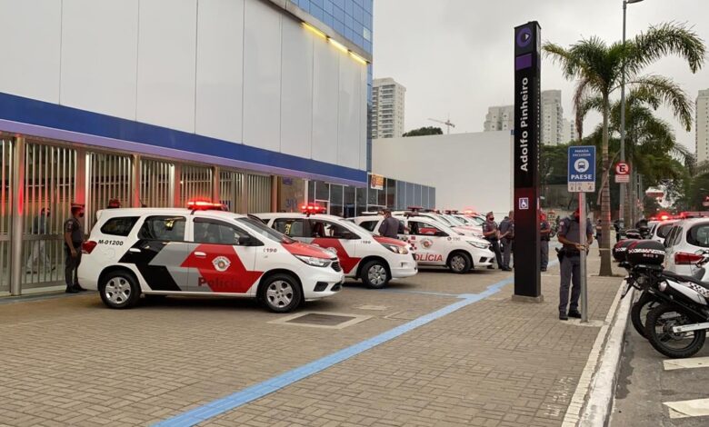 Homem faz mulher refém em estação do metrô de São Paulo