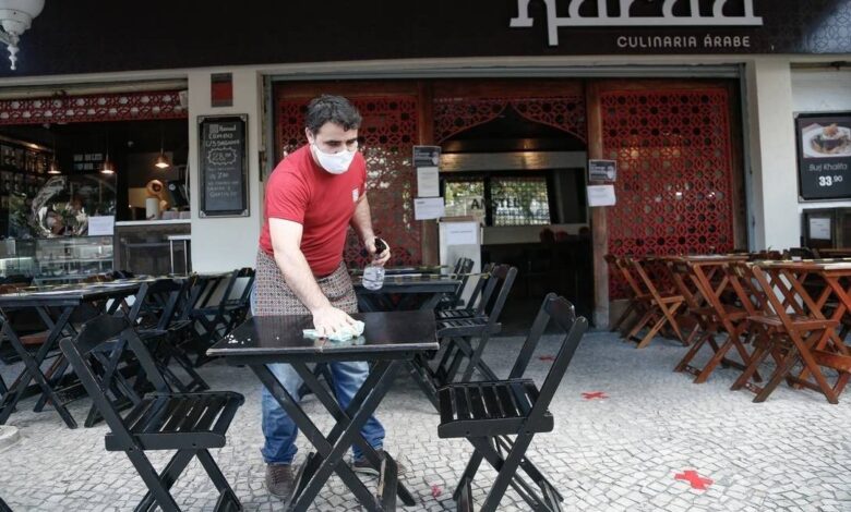 Rastreamento de contatos nos EUA revela que restaurantes são a origem de muitas infecções de Covid-19, mostra estudo do CDC