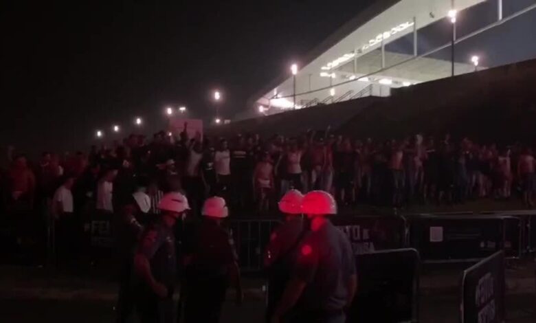 Torcedores do Corinthians protestam na entrada da Arena após derrota em Dérbi; vídeos