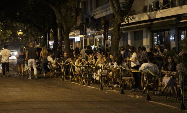 Proibição da venda de bebidas alcoólicas após as 22h é desrespeitada e não impede aglomeração no Leblon