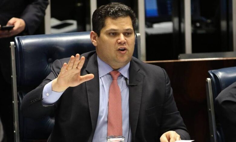 Alcolumbre busca plano B caso Fux não paute reeleição